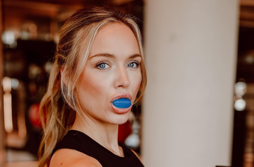 Woman doing facial exercises with Jawzrsize